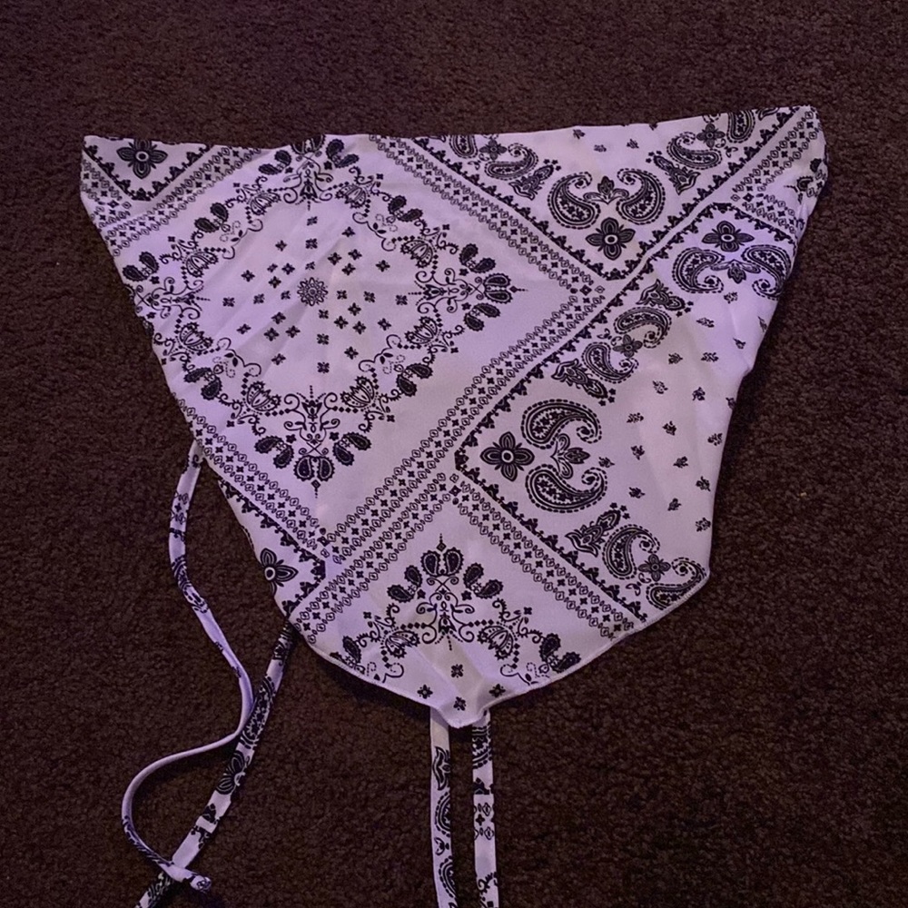 Bandanna crop top. Brand: Romwe Size: L